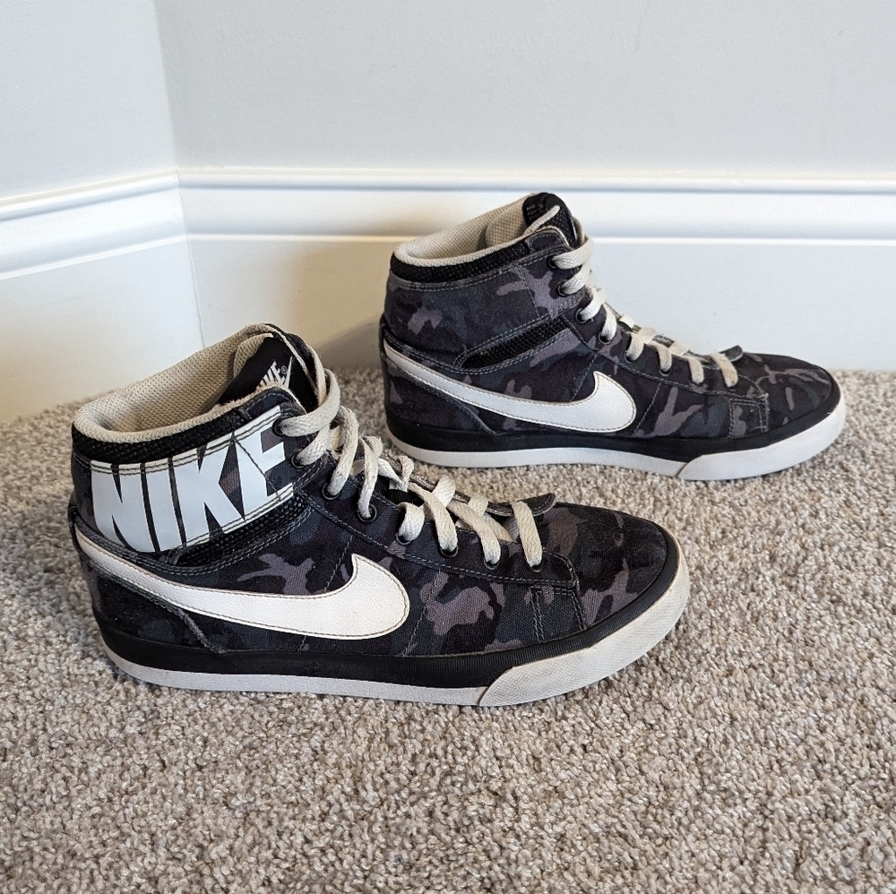 Nike Camo Hi Top Sneaker sz 6Y